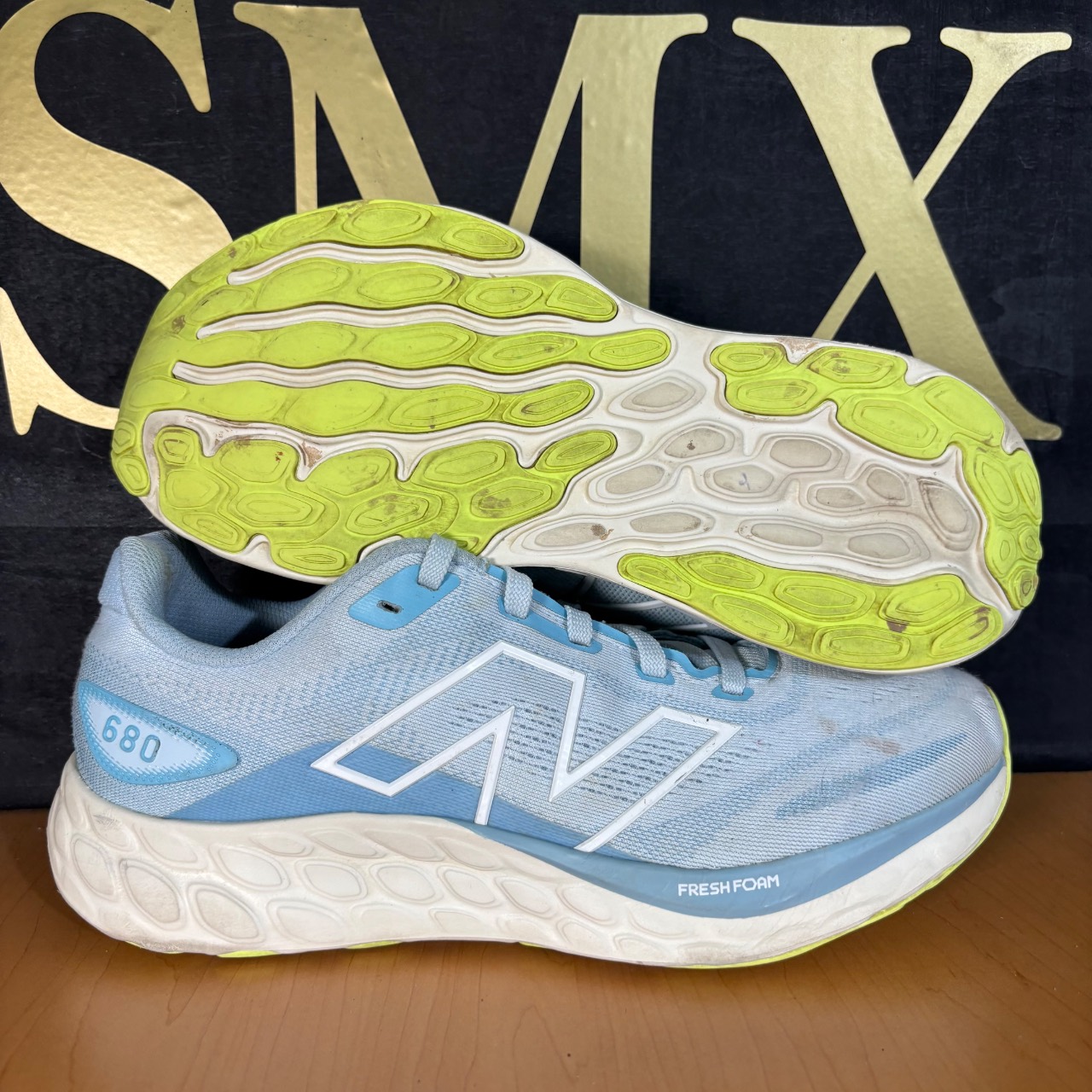New Balance Fresh Foam 680 azul claro con detalles blanco y amarillo