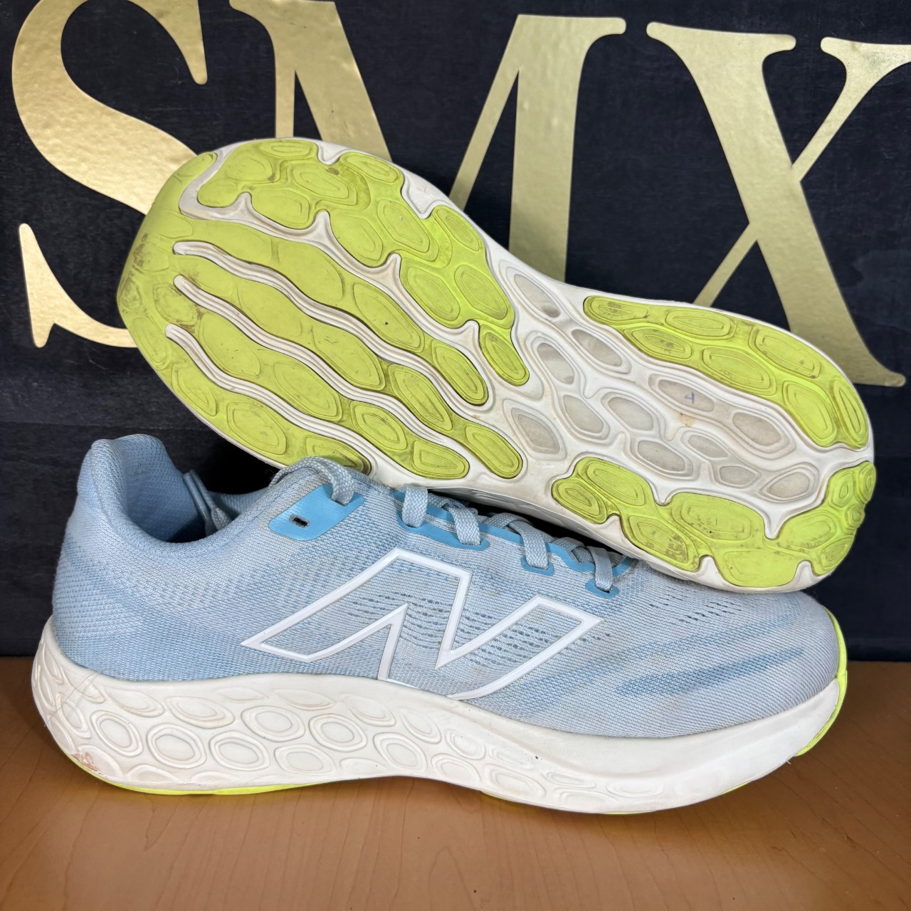 New Balance Fresh Foam 680 azul claro con detalles blanco y amarillo · Foto 2