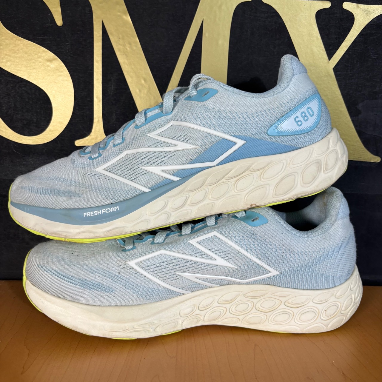 New Balance Fresh Foam 680 azul claro con detalles blanco y amarillo · Foto 3