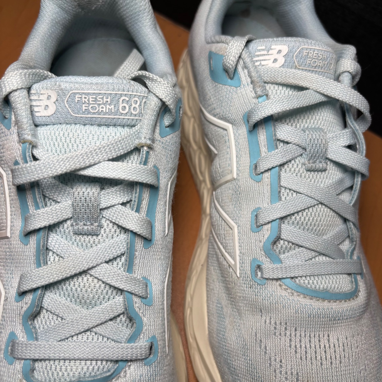New Balance Fresh Foam 680 azul claro con detalles blanco y amarillo · Foto 4