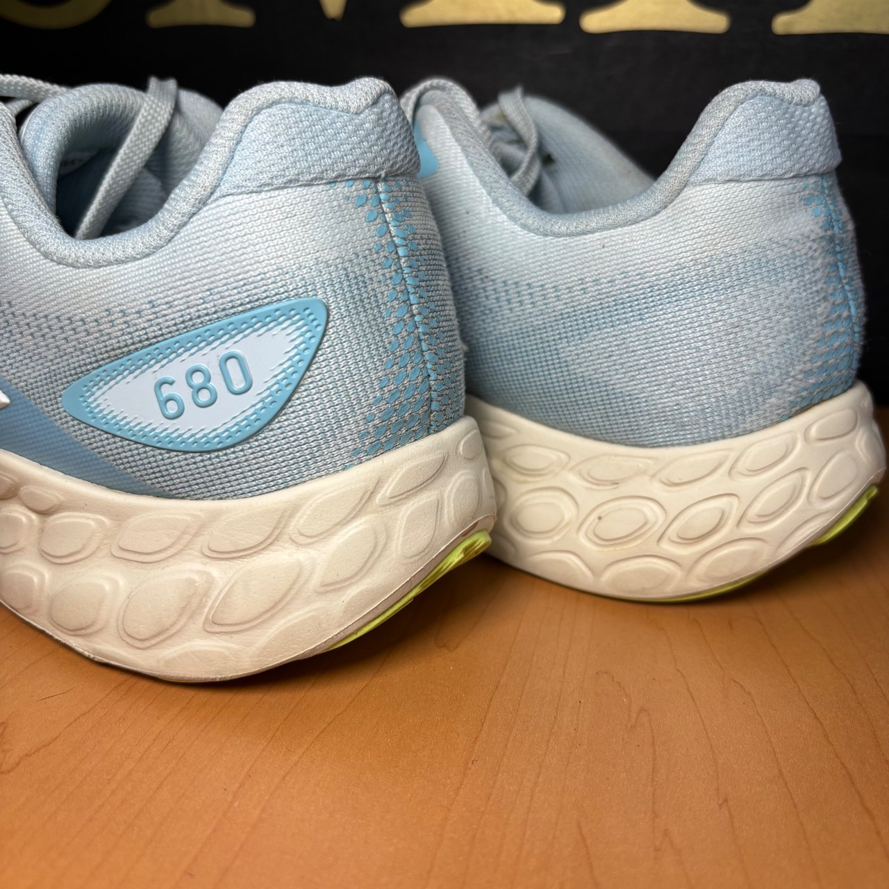 New Balance Fresh Foam 680 azul claro con detalles blanco y amarillo · Foto 5