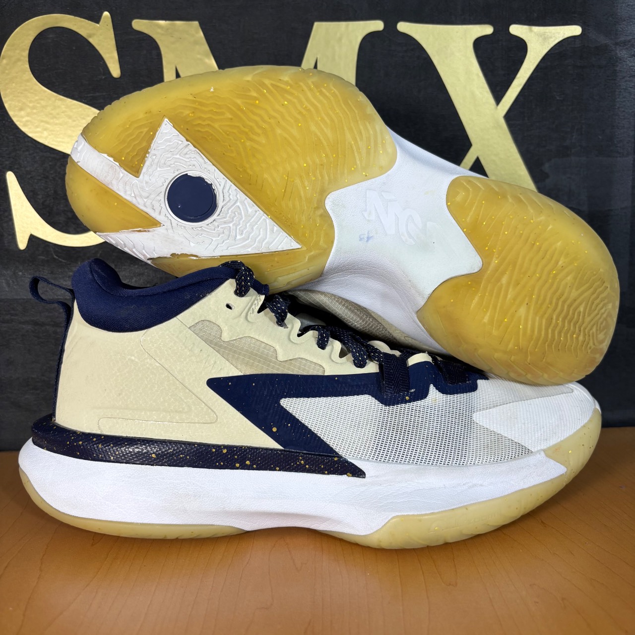 Jordan Zion 2 Blanco y azul marino con detalles dorados