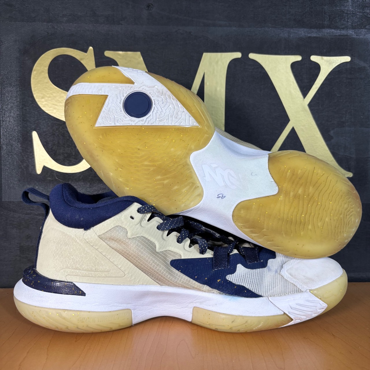 Jordan Zion 2 Blanco y azul marino con detalles dorados · Foto 2