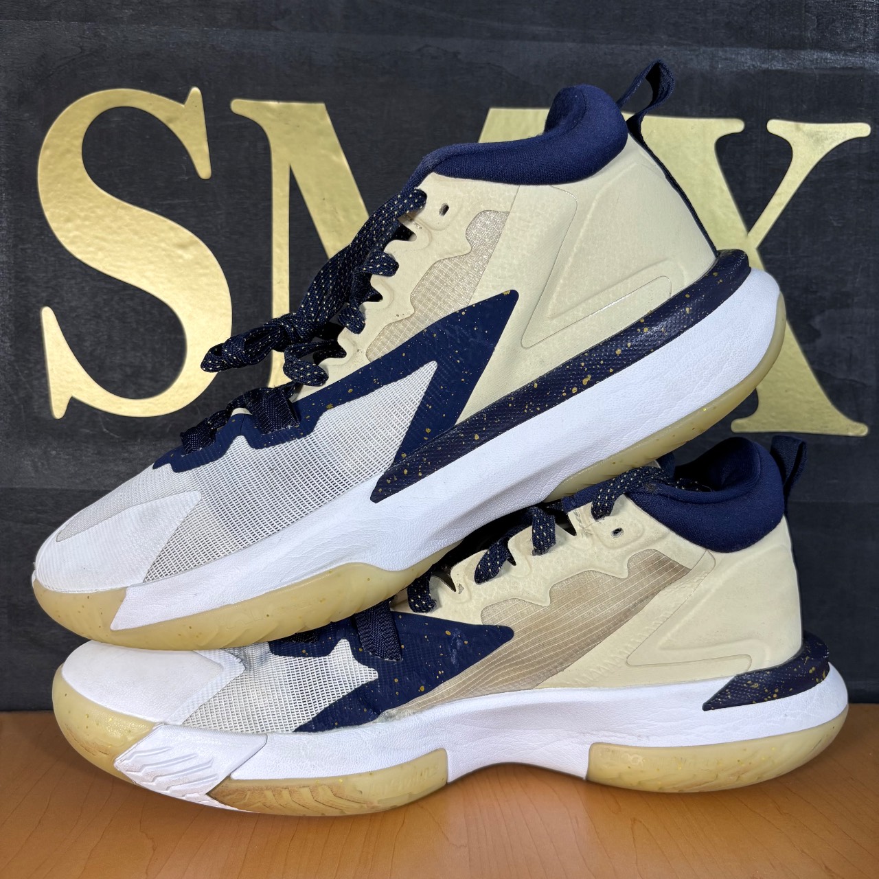 Jordan Zion 2 Blanco y azul marino con detalles dorados · Foto 3