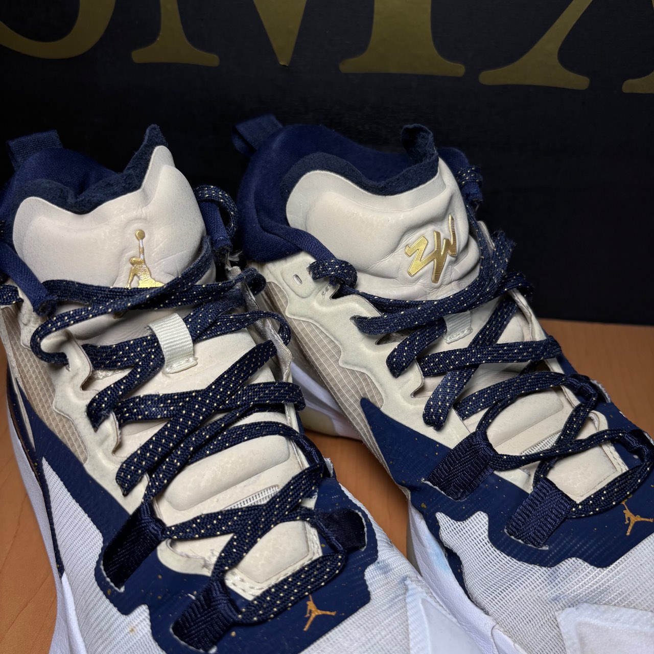 Jordan Zion 2 Blanco y azul marino con detalles dorados · Foto 4