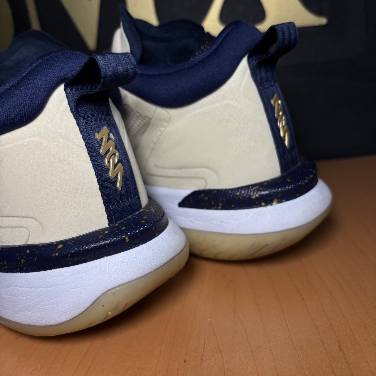 Jordan Zion 2 Blanco y azul marino con detalles dorados · Foto 5