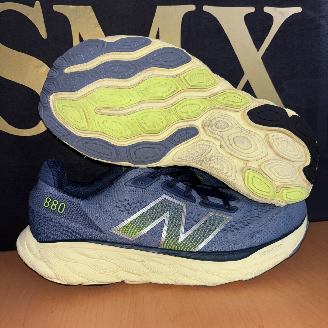 New Balance 880v14 azul con detalles en verde y suela crema · Foto 1