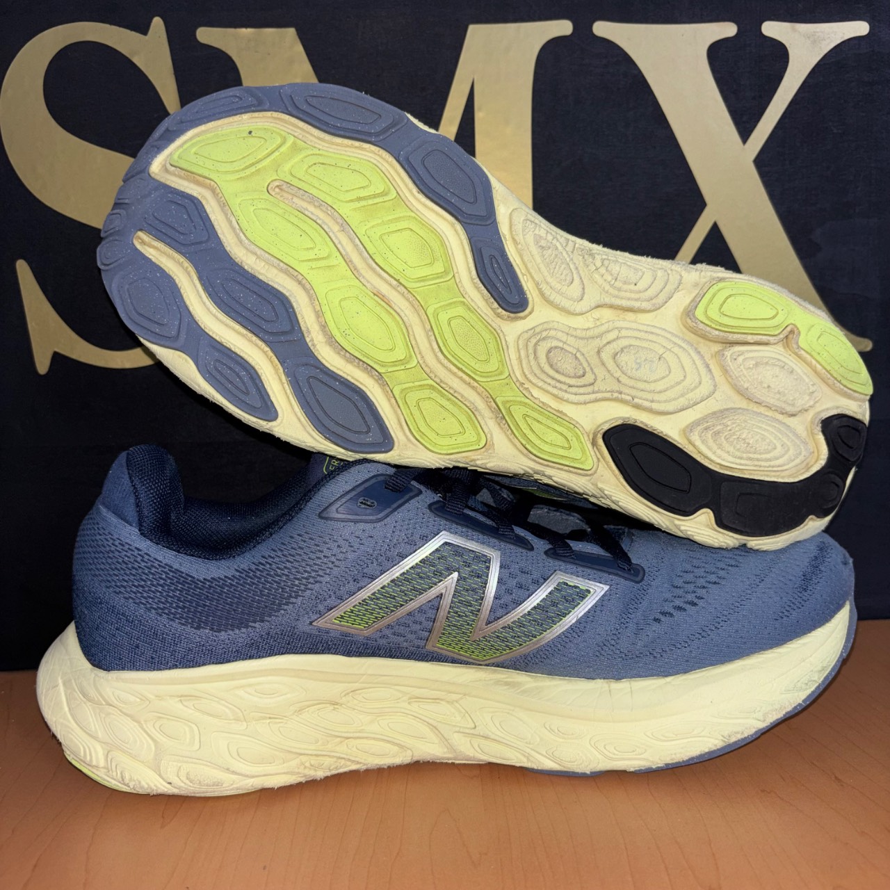New Balance 880v14 azul con detalles en verde y suela crema · Foto 2