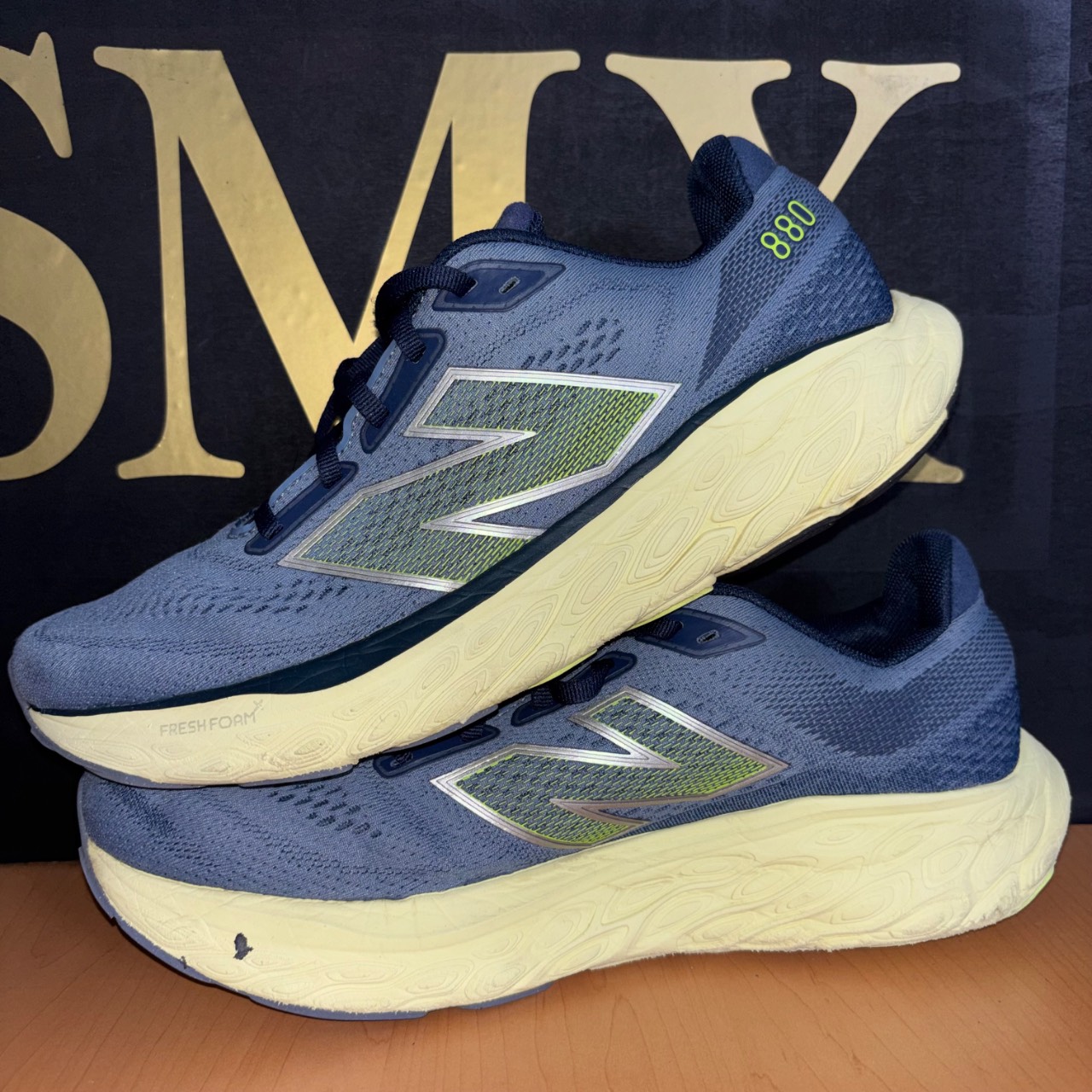 New Balance 880v14 azul con detalles en verde y suela crema · Foto 3