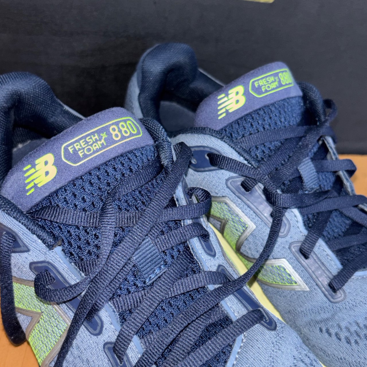 New Balance 880v14 azul con detalles en verde y suela crema · Foto 4