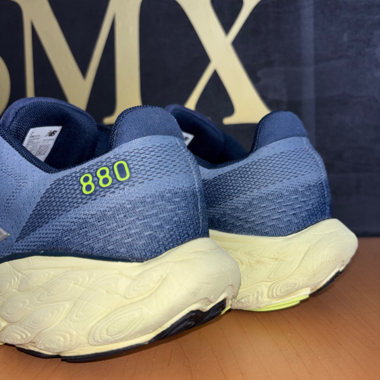 New Balance 880v14 azul con detalles en verde y suela crema · Foto 5