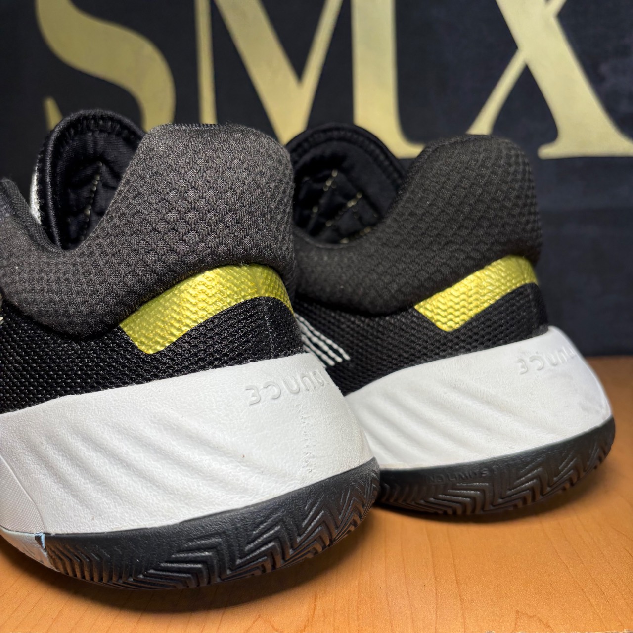 Adidas D.O.N. Issue #1 Cloud White/Core Black/Gold Metallic · Foto 4