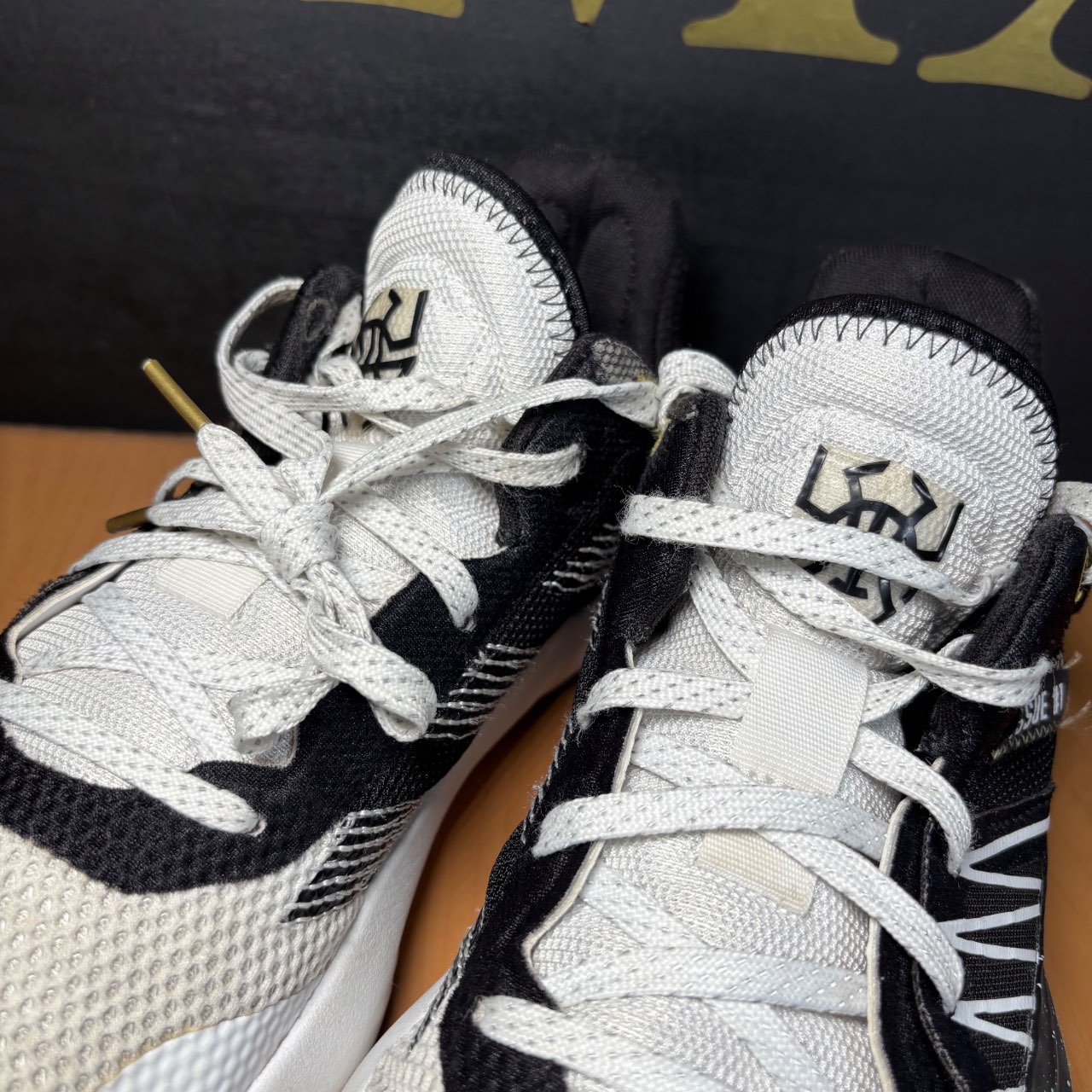 Adidas D.O.N. Issue #1 Cloud White/Core Black/Gold Metallic · Foto 5