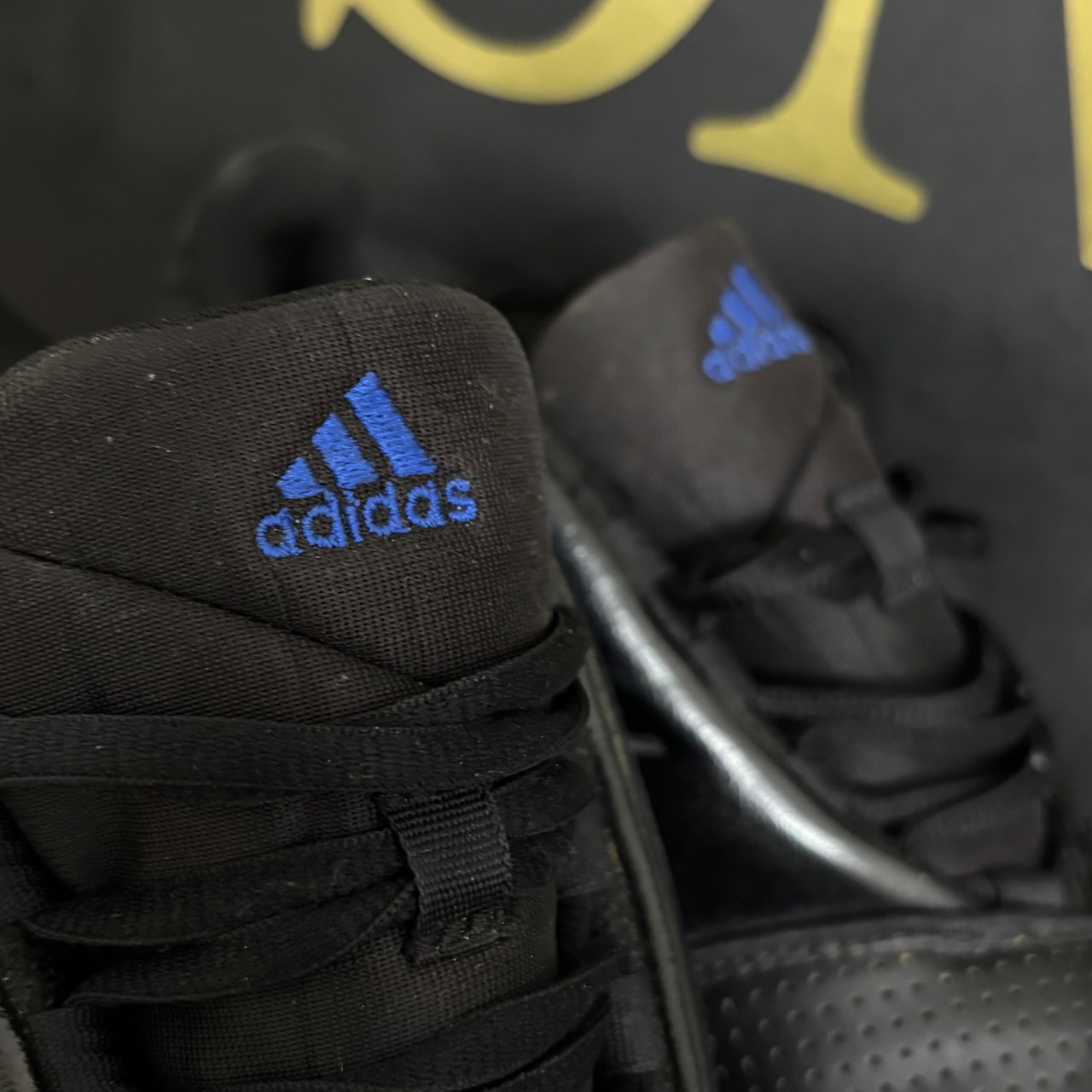 Adidas Mutombo OG Negro y azul · Foto 4