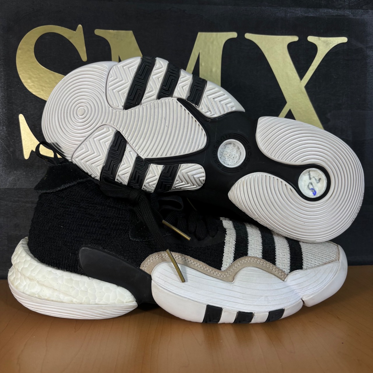 Adidas trae young Negro, blanco y beige