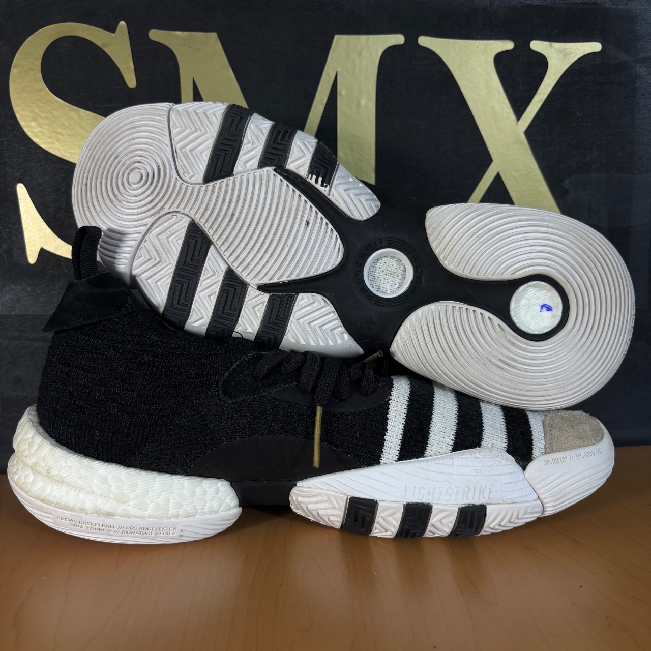Adidas trae young Negro, blanco y beige · Foto 2