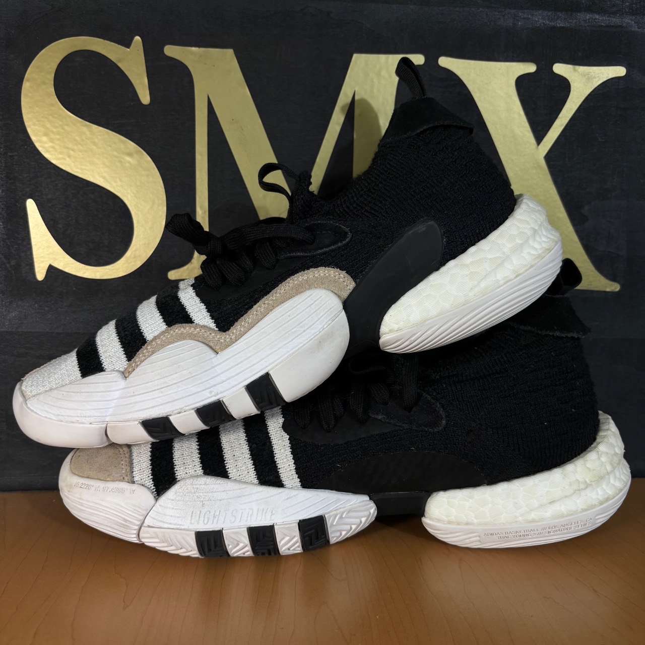 Adidas trae young Negro, blanco y beige · Foto 3
