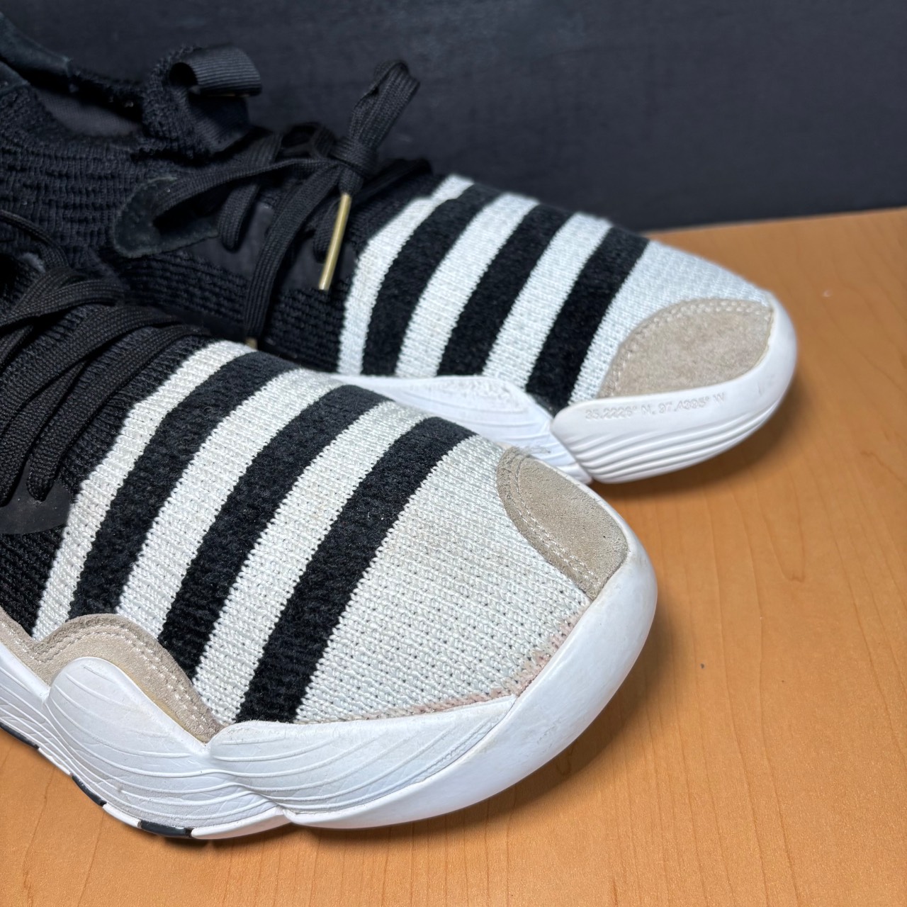 Adidas trae young Negro, blanco y beige · Foto 4