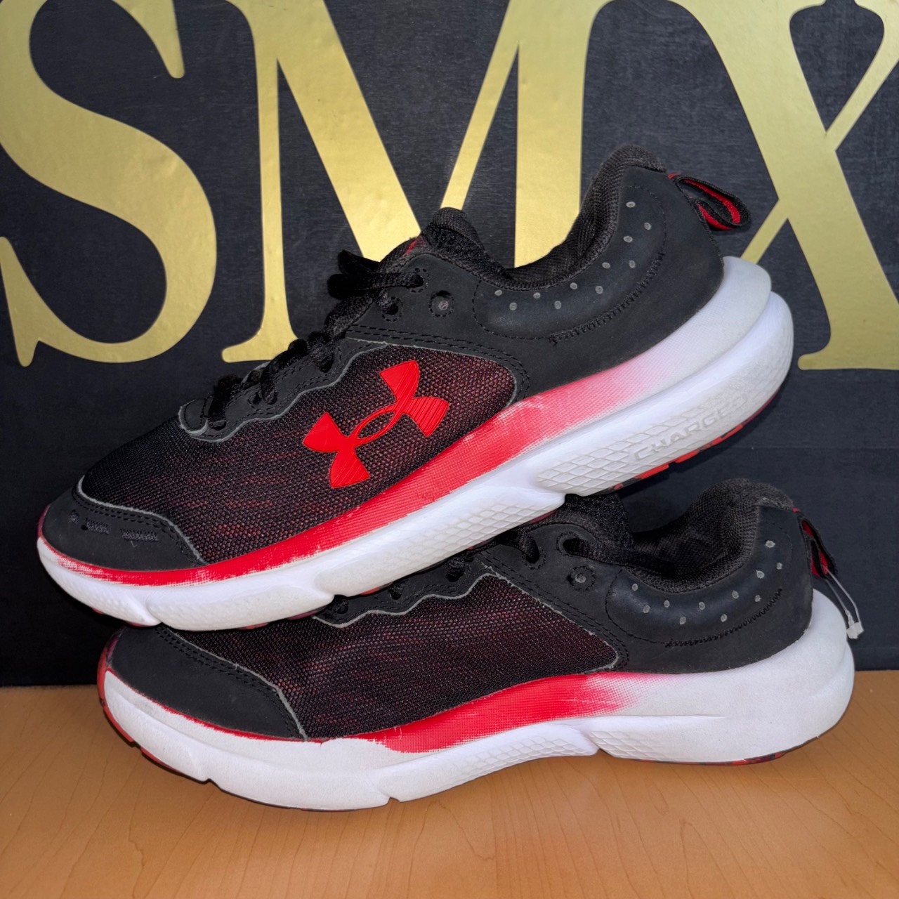 Under Armour Charged Pursuit 2 negro con rojo y blanco · Foto 3