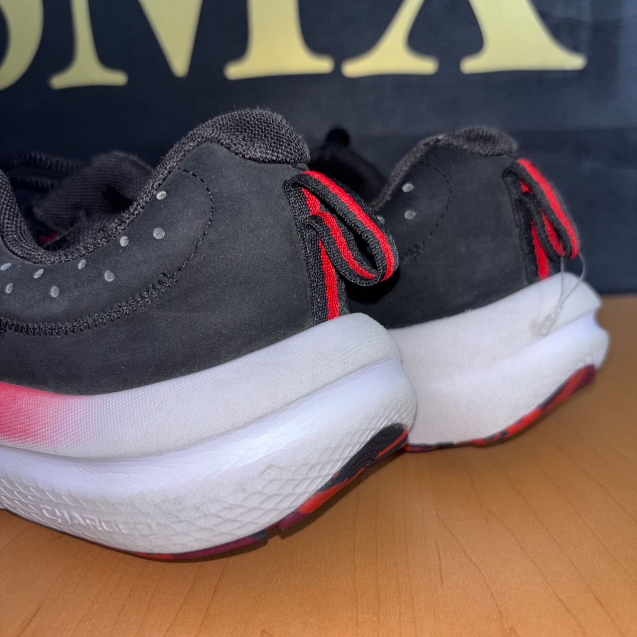 Under Armour Charged Pursuit 2 negro con rojo y blanco · Foto 4