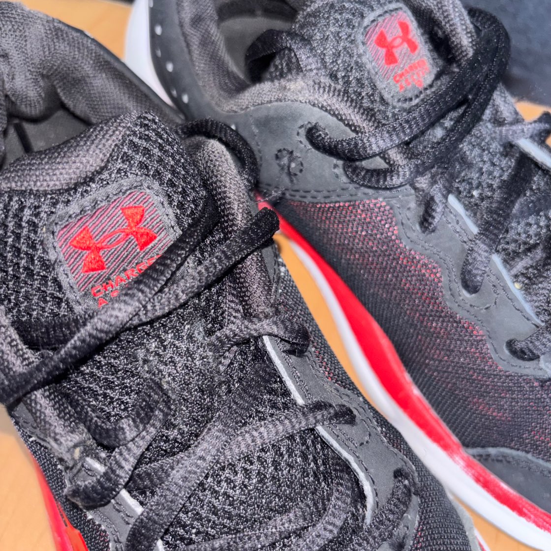 Under Armour Charged Pursuit 2 negro con rojo y blanco · Foto 5