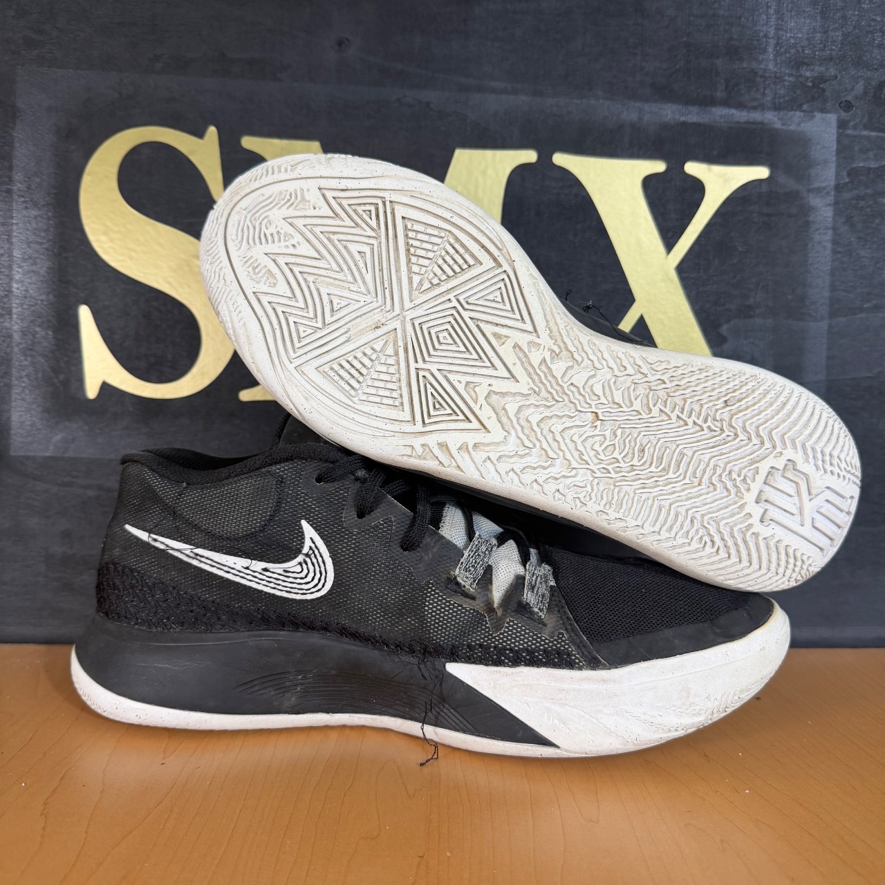 Nike Kyrie Flytrap 6 Negro y blanco · Foto 2
