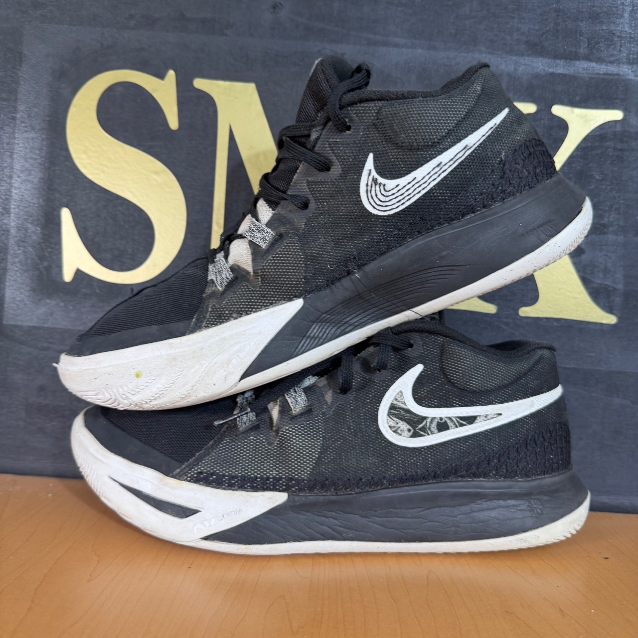 Nike Kyrie Flytrap 6 Negro y blanco · Foto 3