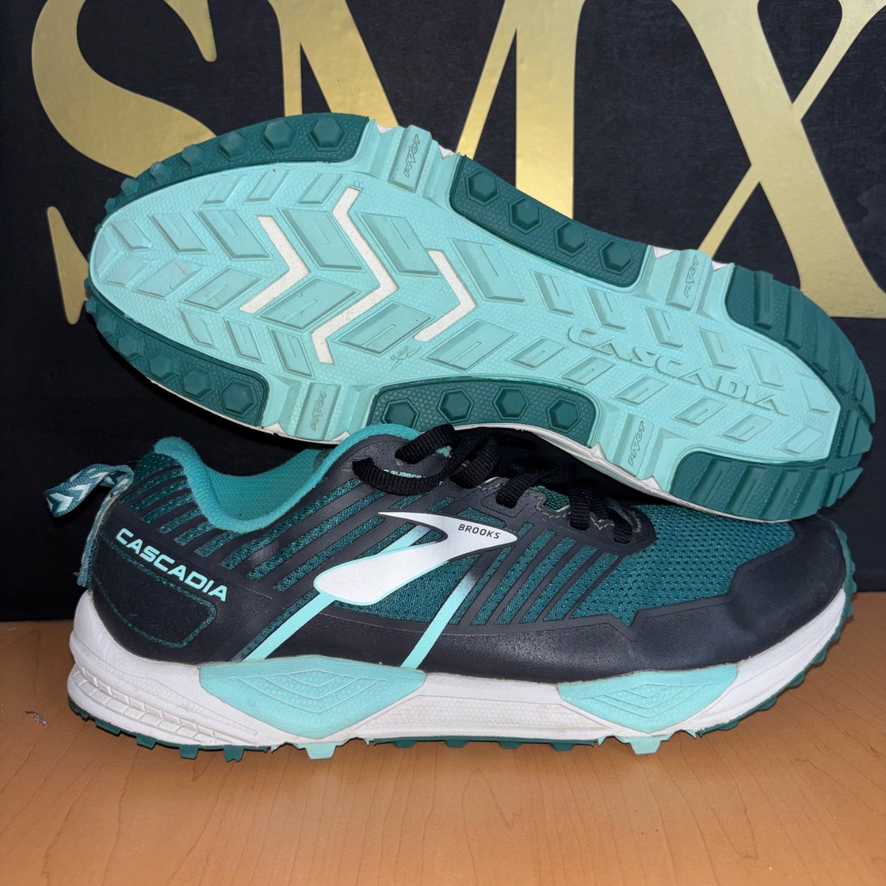 Brooks Cascadia 13 verde agua con negro y blanco · Foto 1