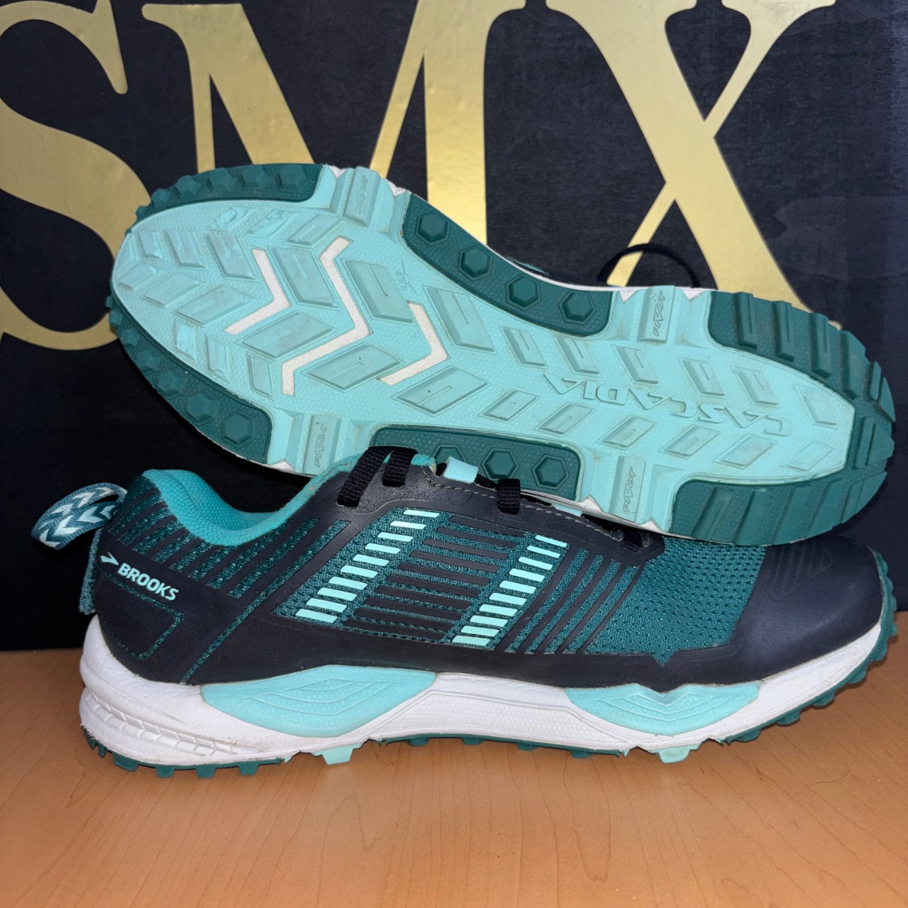 Brooks Cascadia 13 verde agua con negro y blanco · Foto 2