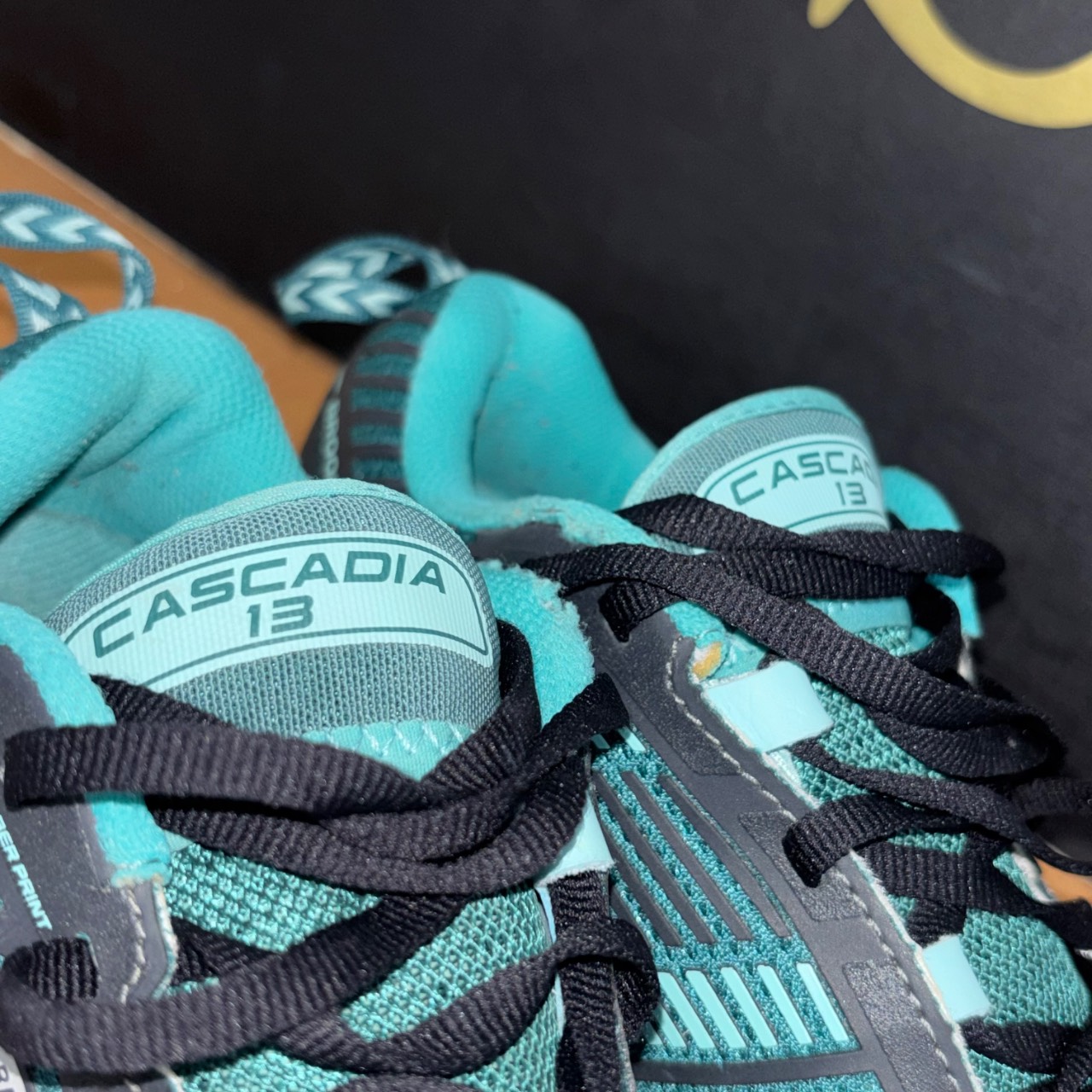 Brooks Cascadia 13 verde agua con negro y blanco · Foto 3