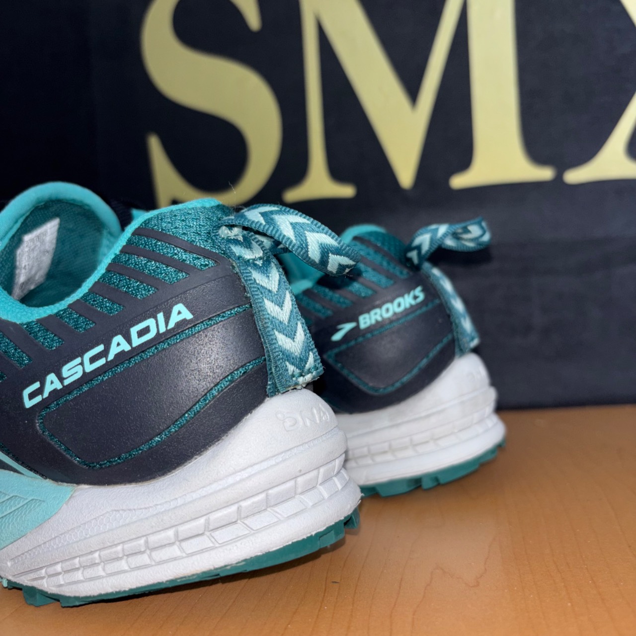 Brooks Cascadia 13 verde agua con negro y blanco · Foto 4