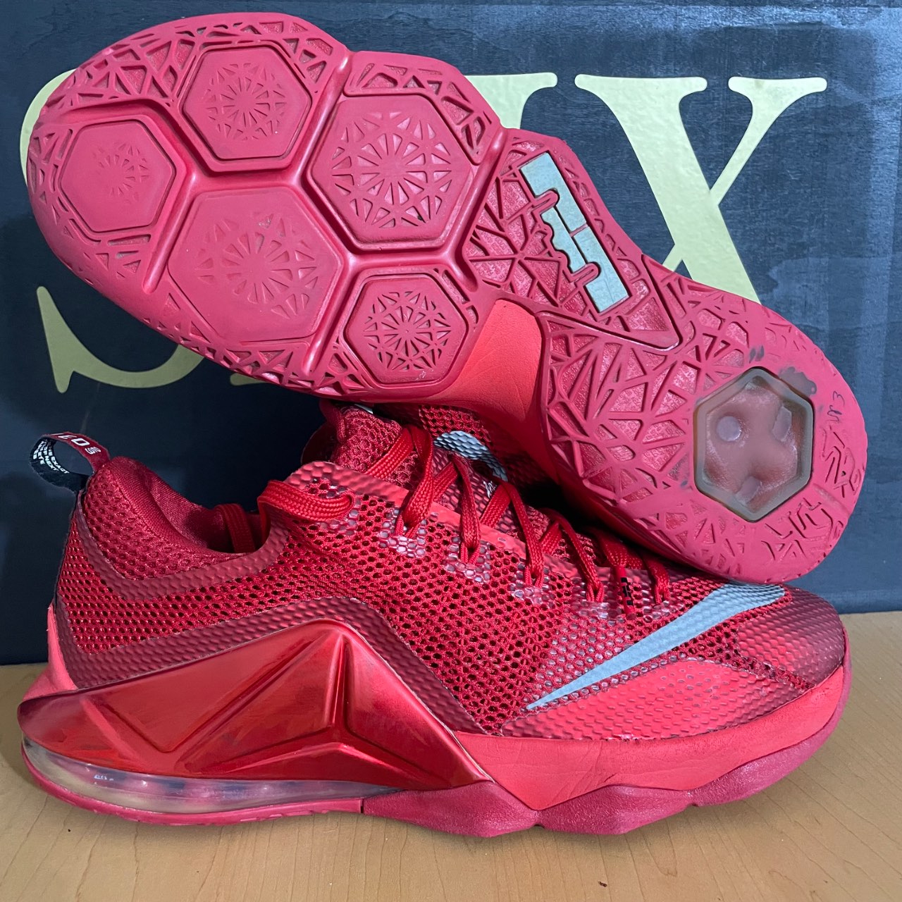Nike LeBron 12 Low University Red · Foto 1