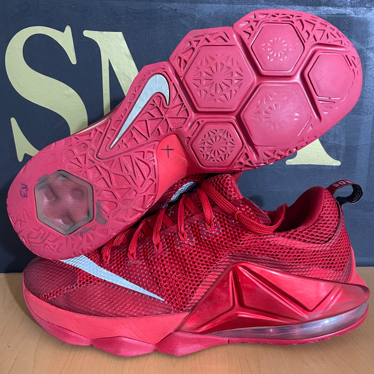 Nike LeBron 12 Low University Red · Foto 2