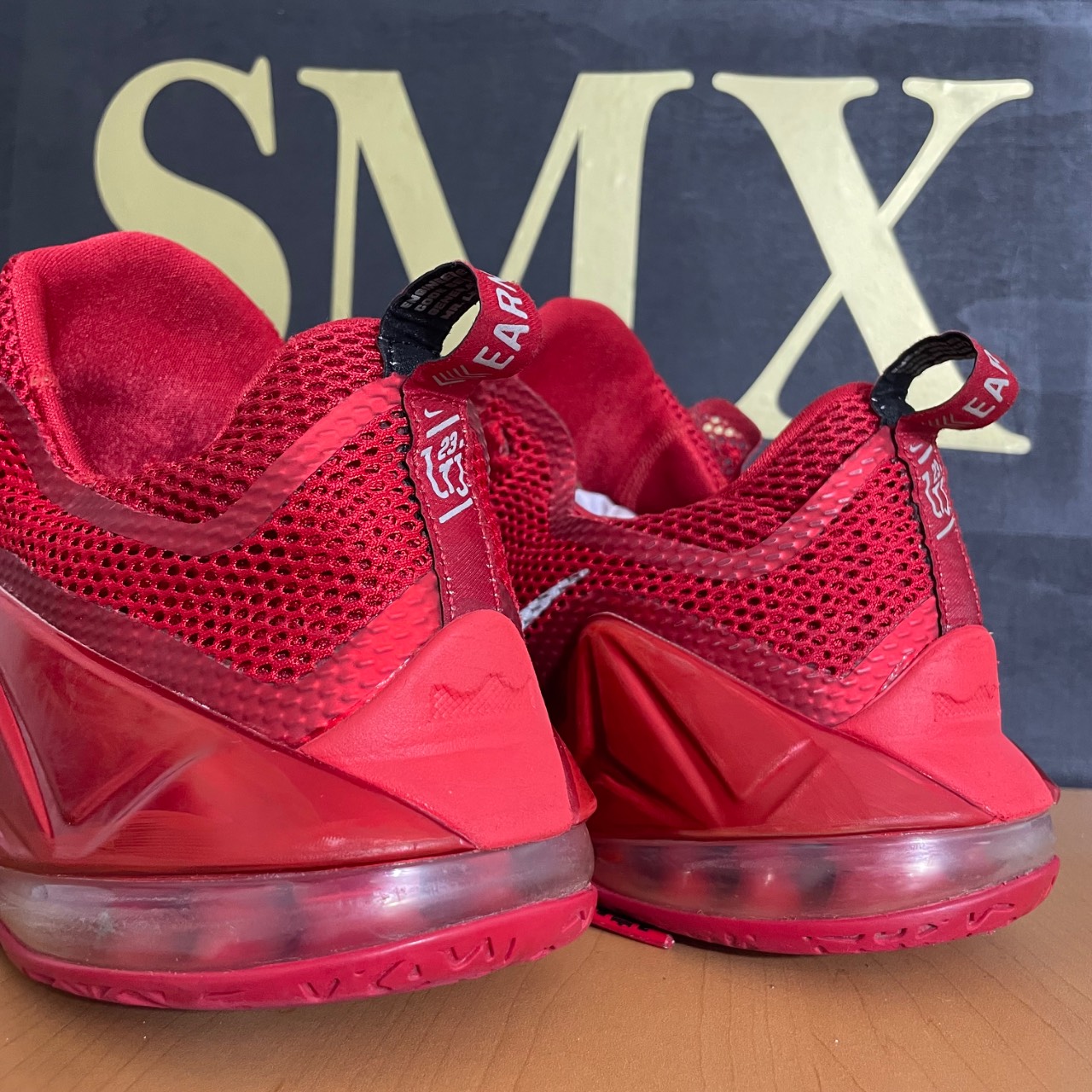 Nike LeBron 12 Low University Red · Foto 4
