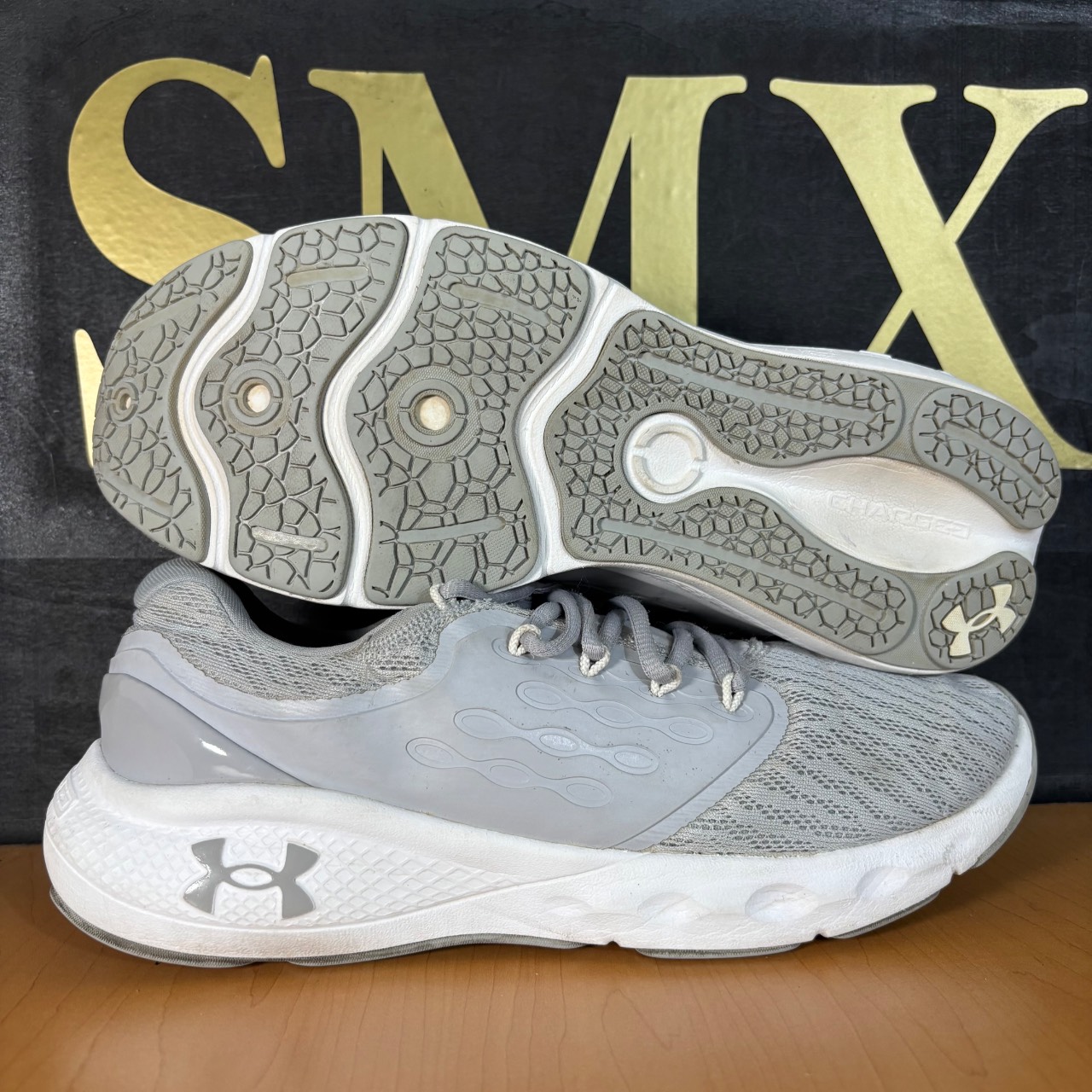 Under Armour Vantage gris y blanco