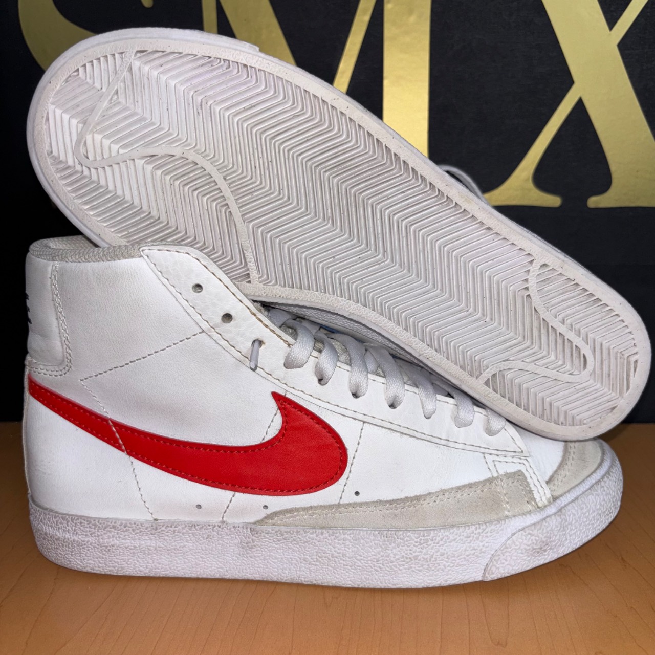 Nike Blazer Mid '77 Vintage Blanco con swoosh rojo y azul · Foto 1