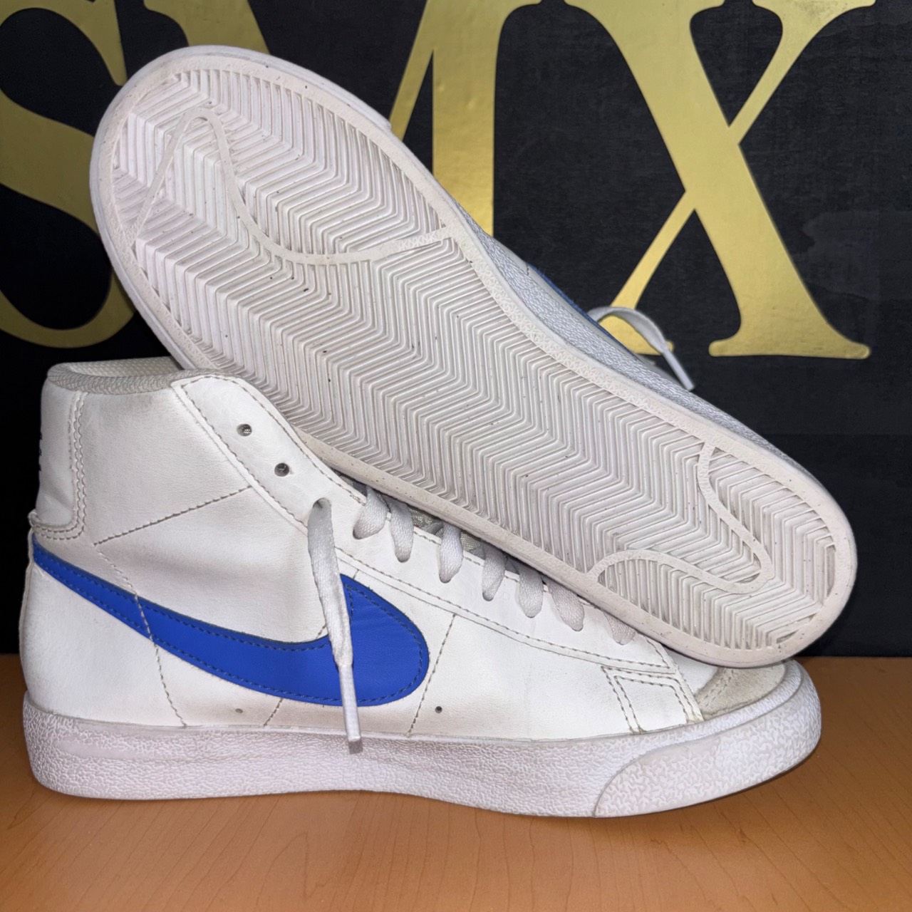 Nike Blazer Mid '77 Vintage Blanco con swoosh rojo y azul · Foto 2