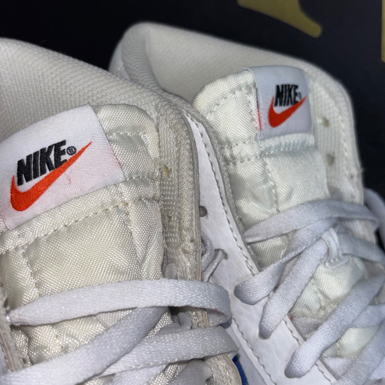Nike Blazer Mid '77 Vintage Blanco con swoosh rojo y azul · Foto 3