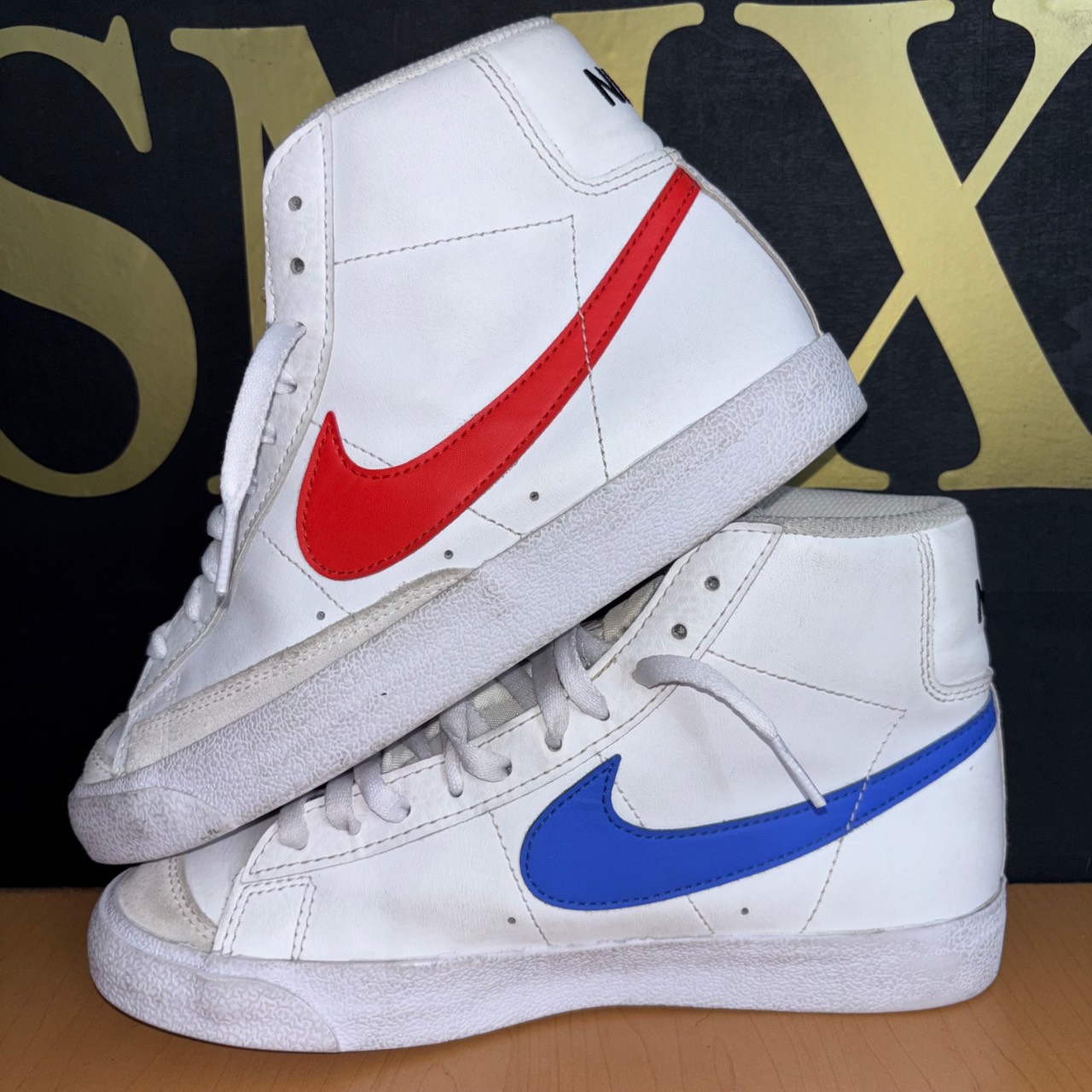 Nike Blazer Mid '77 Vintage Blanco con swoosh rojo y azul · Foto 4