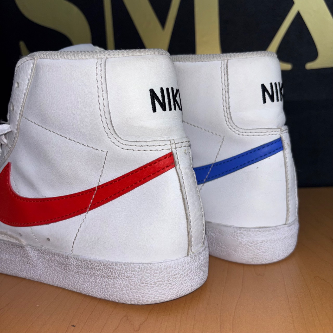 Nike Blazer Mid '77 Vintage Blanco con swoosh rojo y azul · Foto 5