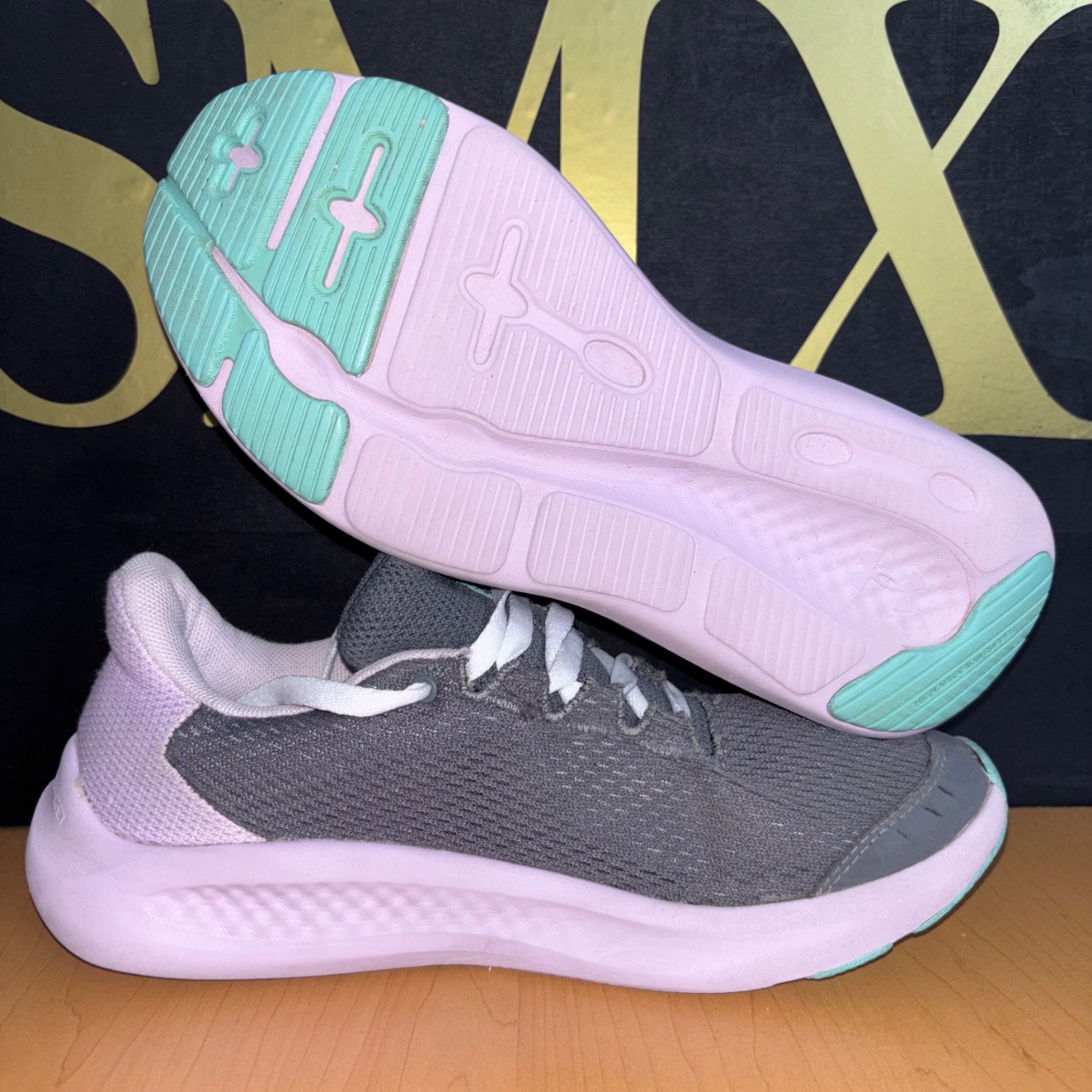 Under Armour Charged Pursuit 3 gris con detalles turquesa y blanco · Foto 2