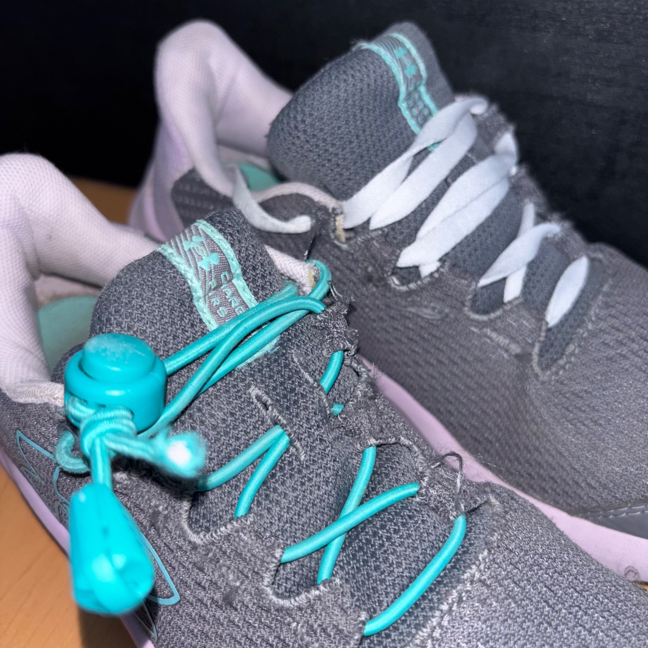 Under Armour Charged Pursuit 3 gris con detalles turquesa y blanco · Foto 3