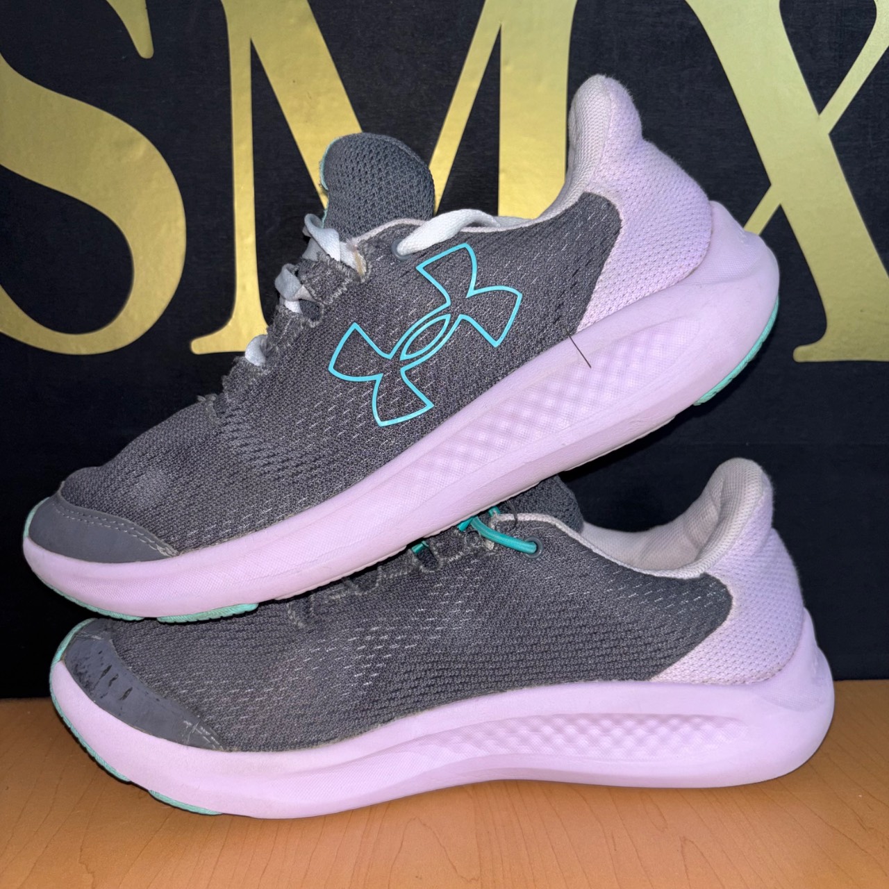 Under Armour Charged Pursuit 3 gris con detalles turquesa y blanco · Foto 4