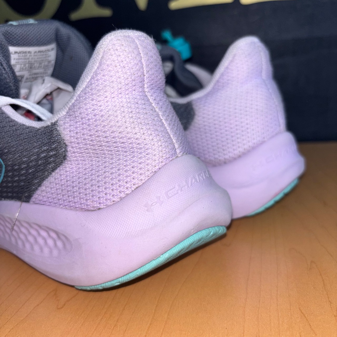 Under Armour Charged Pursuit 3 gris con detalles turquesa y blanco · Foto 5