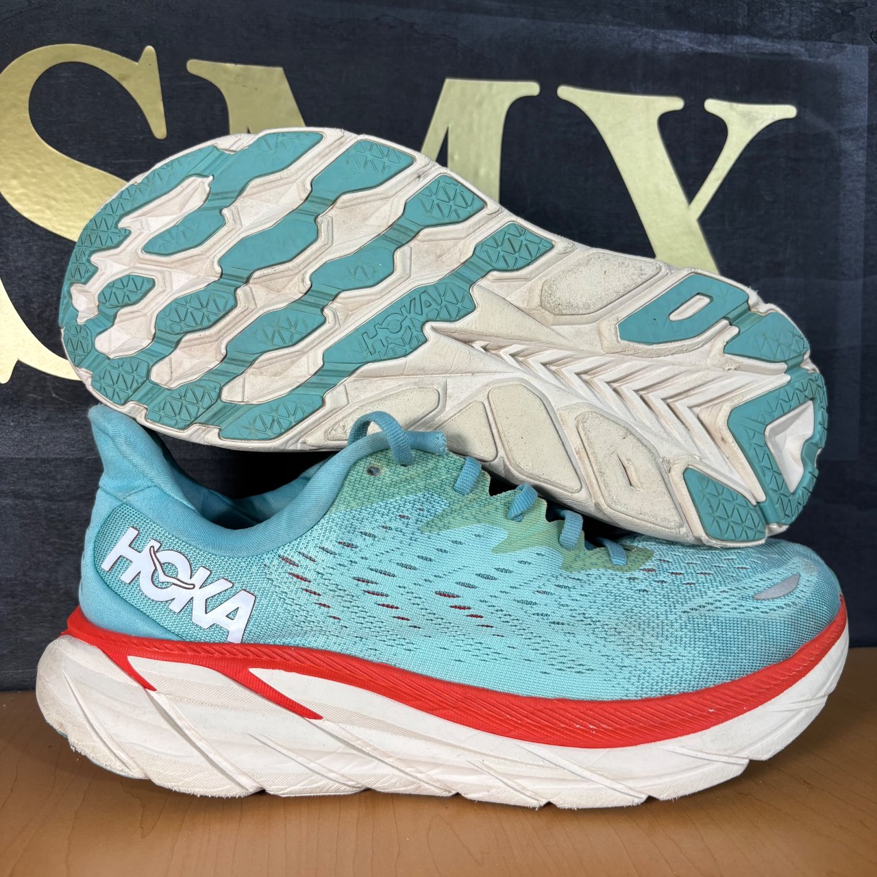 Hoka One One Clifton 8 Wide Azul claro con detalles rojos y blancos