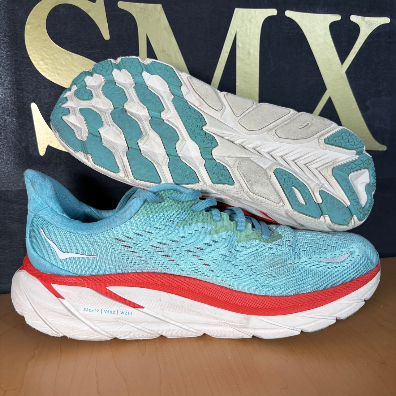 Hoka One One Clifton 8 Wide Azul claro con detalles rojos y blancos · Foto 2