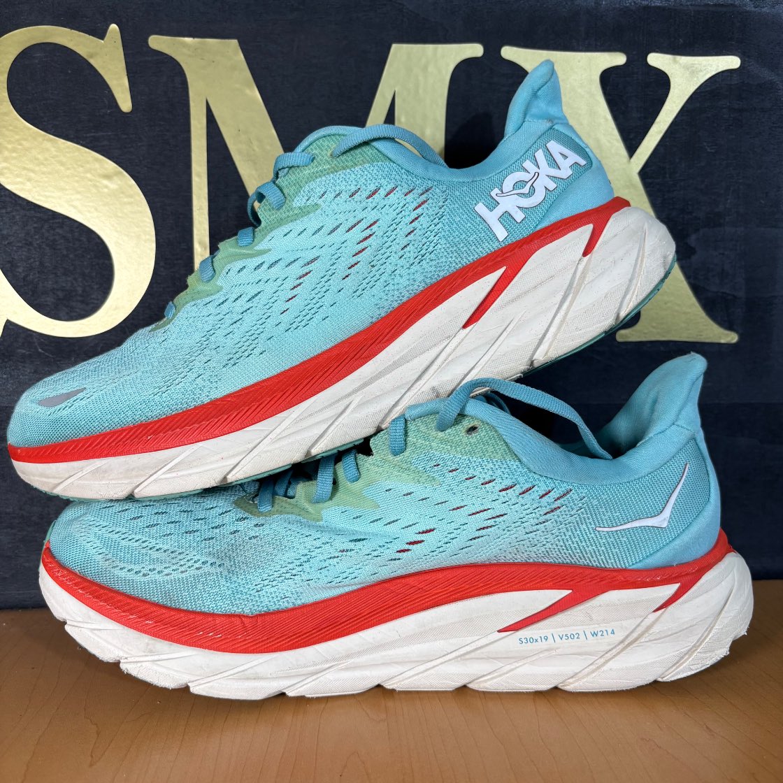Hoka One One Clifton 8 Wide Azul claro con detalles rojos y blancos · Foto 3