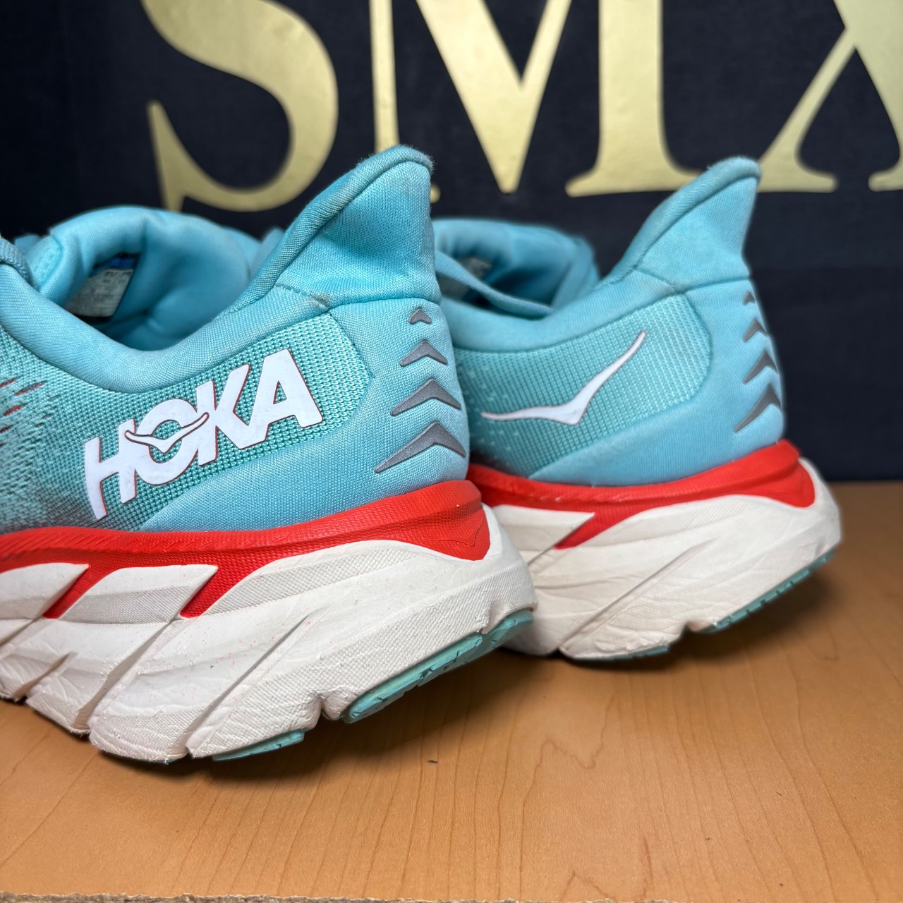 Hoka One One Clifton 8 Wide Azul claro con detalles rojos y blancos · Foto 4