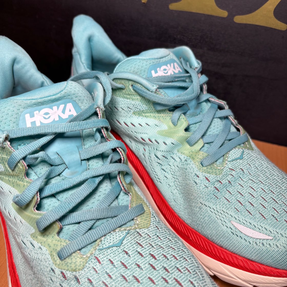 Hoka One One Clifton 8 Wide Azul claro con detalles rojos y blancos · Foto 5