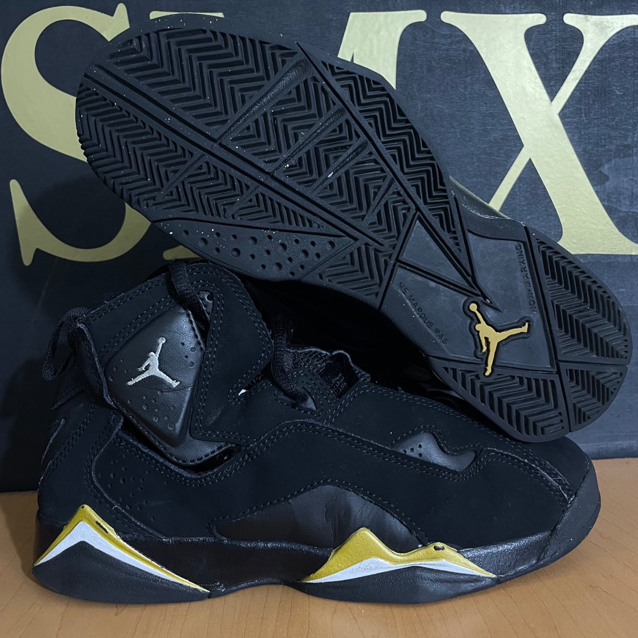 Jordan 6 Rings Black Metallic Gold (GS) · Foto 1